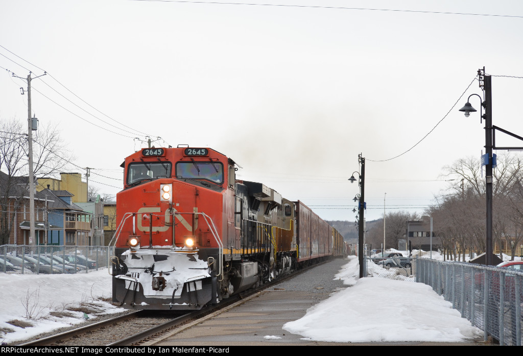 CN 2645 leads 402 through Rimouski station